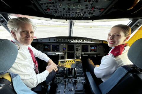 Flugkapitän Johann-Philipp Spiegelfeld (l.) kümmert sich auch um effizientes Fliegen.