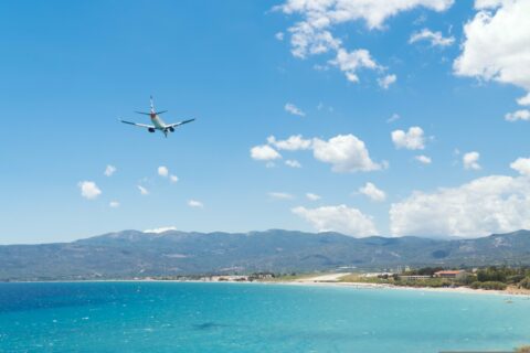 Die Sommerferien rücken näher: Durch den Vergleich verschiedener Angebote aus Buchungsportalen und Flug-Apps, lässt es sich beim Urlaub leicht sparen.