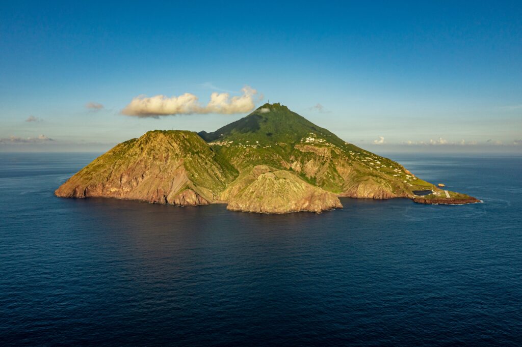 Luftaufnahme der Insel Saba.
