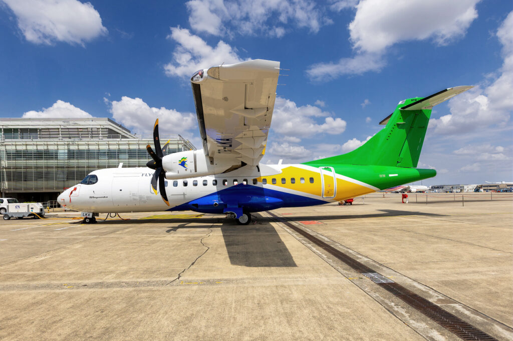 Afrijet Business Services fliegt unter dem Markennamen Flygabon. Im Au- gust 2025 erhielt sie ihre erste farbenfrohe ATR 42-600. Eine zweite Maschine dieses Musters soll gegen Ende des Jahres folgen.