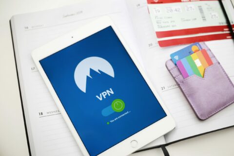 WLAN im Flugzeug ist für viele unverzichtbar. Gegen einen Aufpreis bieten Airlines Internetpakete an. Beim Surfen sollten Passagiere VPN-Verbindungen nutzen.