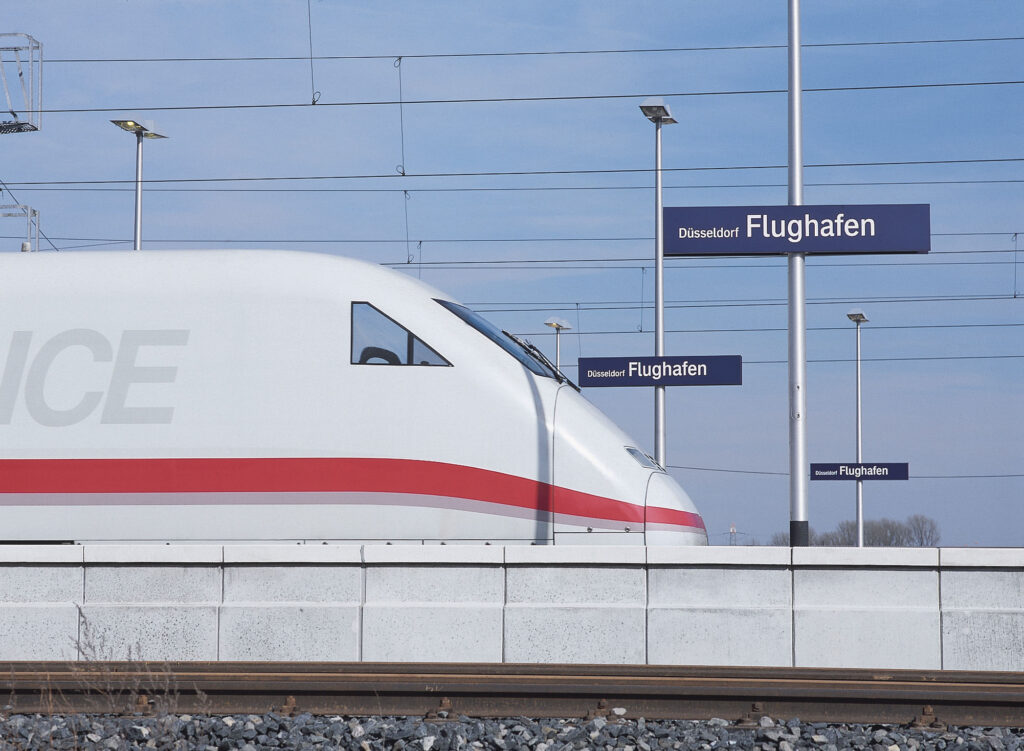 ICE am Flughafenbahnhof in Düsseldorf.
