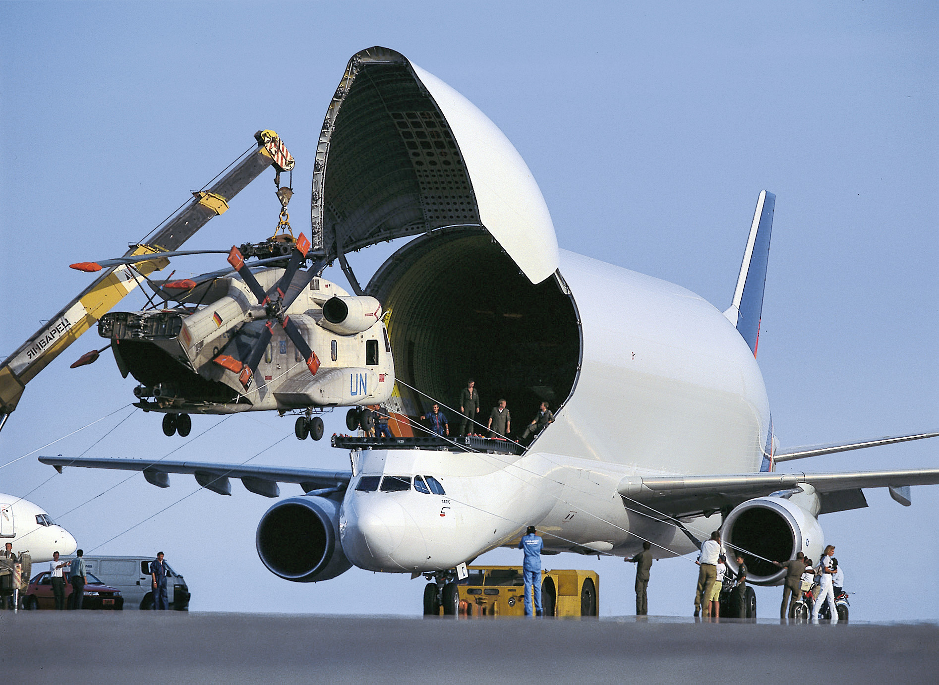 Auch für Sondertransporte
wie diesen in Larnaka
auf Zypern verladenen
Helikopter CH 53 eignet
sich die Beluga. Bild: Dietmar Plath
