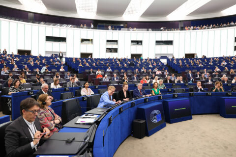 Eltern können künftig kostenlos Sitze neben ihren Kindern reservieren.