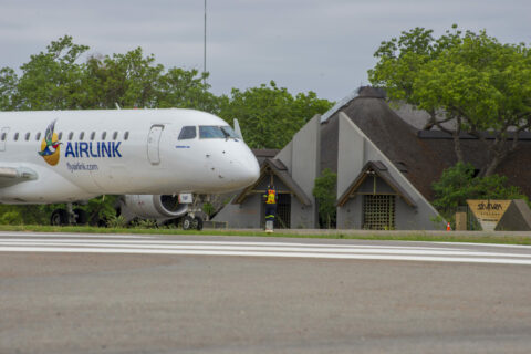 Die südafrikanische Airlink bedient den Flughafen von Skukuza mehrmals täglich.