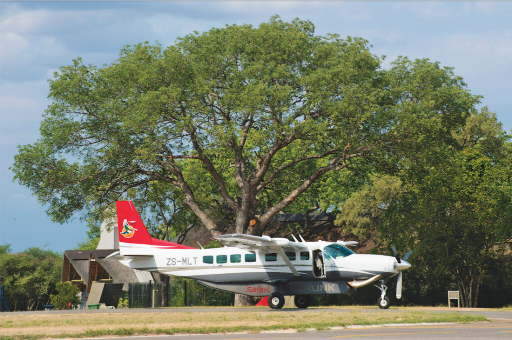 Eine Cessna Caravan der Airlink in Skukuza, Südafrika.