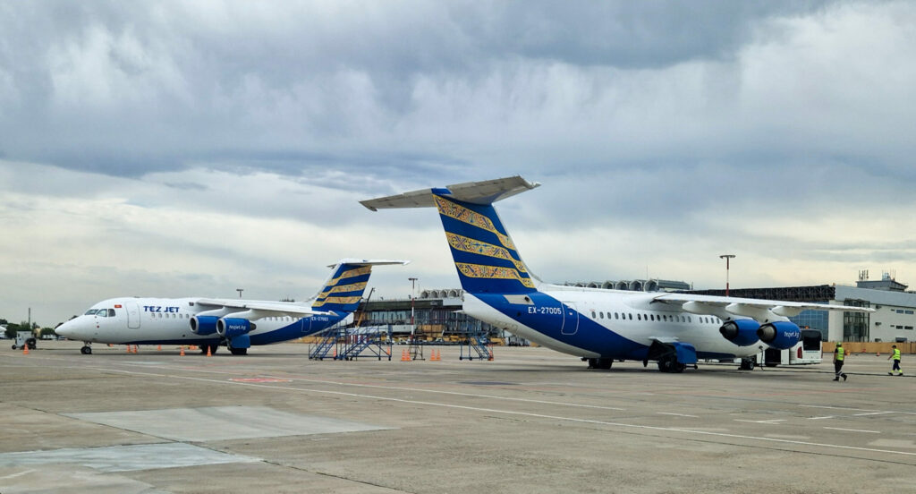 Zwei Avro RJ85 der TezJet.