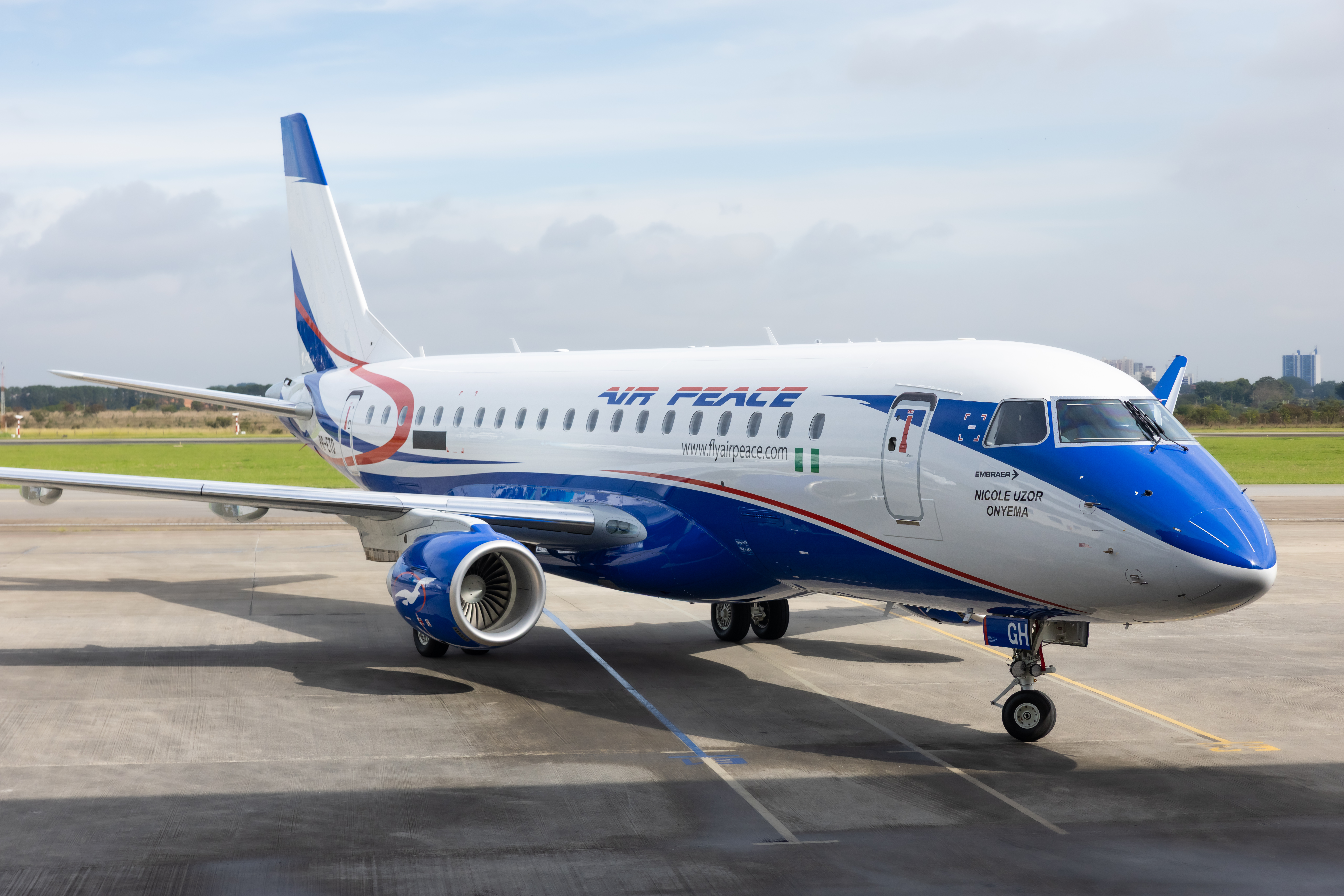 Der brasilianische Flugzeughersteller Embraer lieferte kürzlich die erste fabrikneue E175 an die nigerianische Air Peace. 