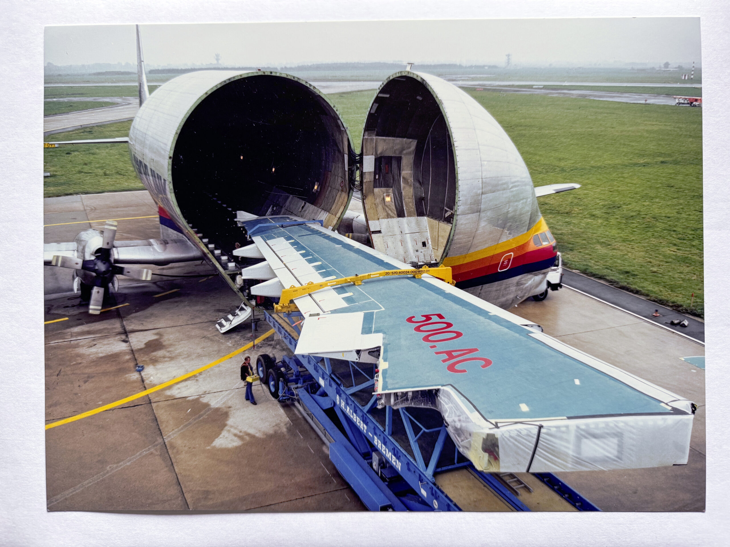 Ja, dieser A300-Flügel passte tatsächlich der Länge
nach in den Frachter. Bild: Dietmar Plath