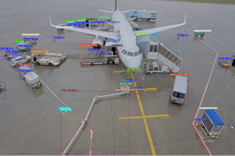 Am Flughafen Frankfurt werden alle Abfertigungsplätze mit bis zu drei 4K-Kameras ausgestattet, die detailliertes Bildmaterial von allen Vorgängen rund um die Flugzeuge erfassen.