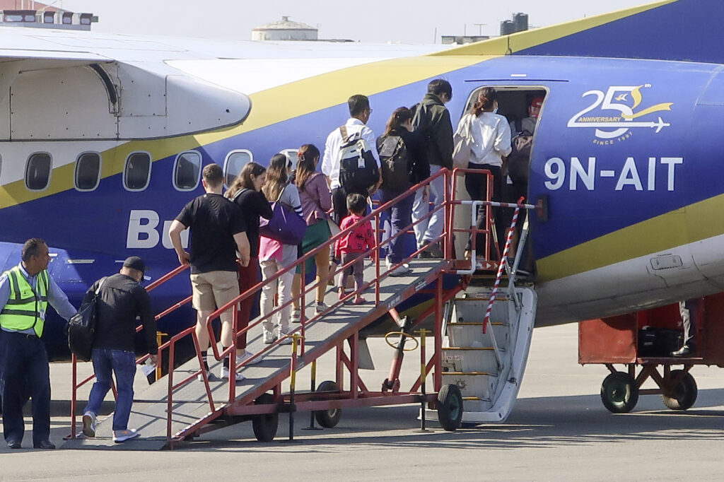 Leute steigen in ein Flugzeug