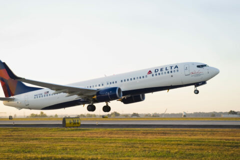 Eine Boeing 737-900 der Delta Air Lines beim Start.