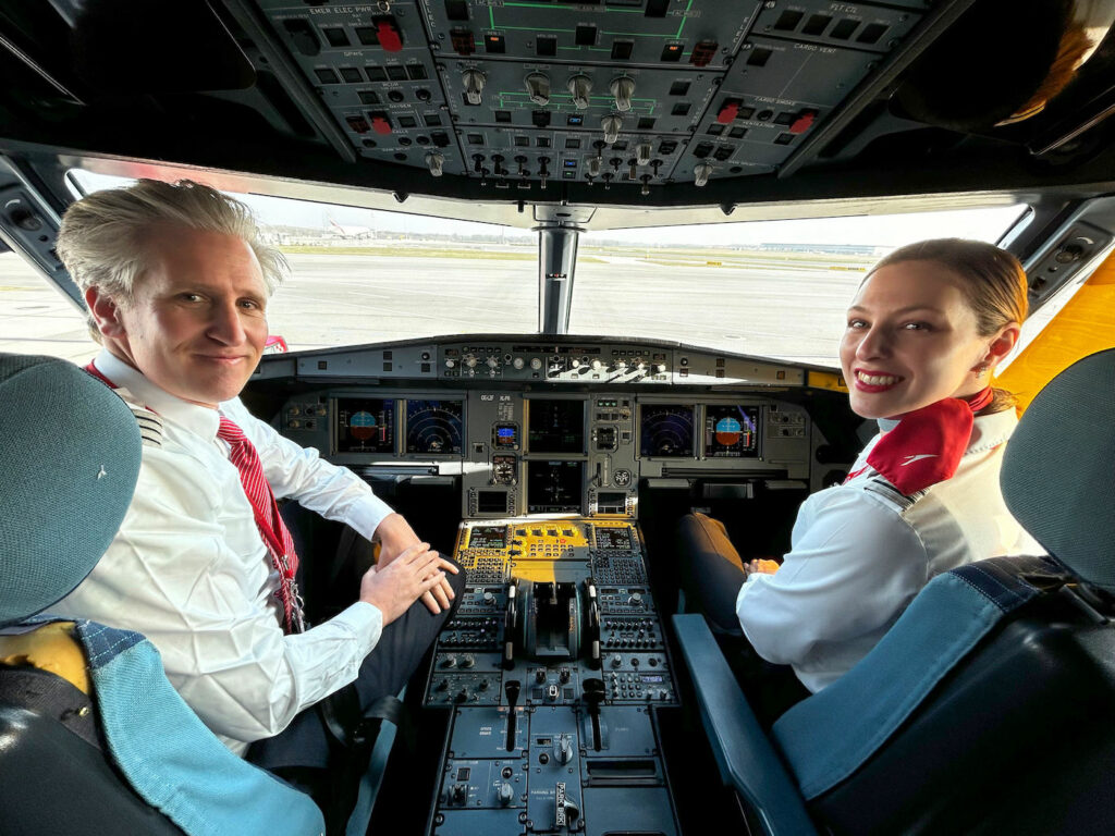 Spiegelfeld mit Kollegin im Cockpit