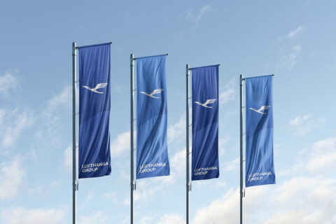Lufthansa-Flaggen im Wind.