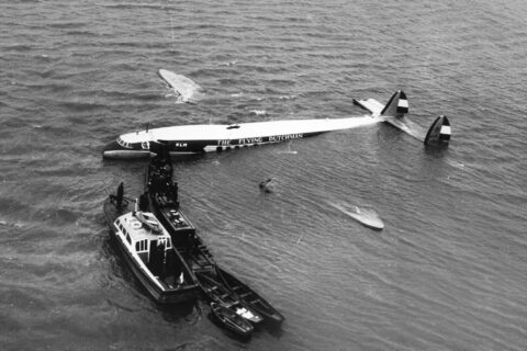 Am Morgen nach dem Unglück liegt das Wrack der Super Constellation im seichten Wasser der Flussmündung.