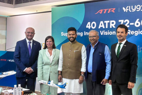 Unterzeichnung des Milliardenauftrags: Vertreter von ATR, Fly91 und dem indischen Zivilluftfahrtministerium bei der Vertragsunterzeichnung in Neu-Delhi.