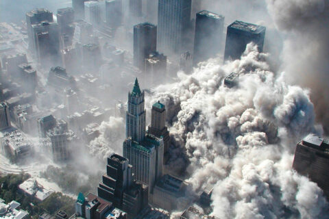 Ein Polizeihubschrauber hält den Moment fest, in dem die Türme des World Trade Centers zusammenbrechen.