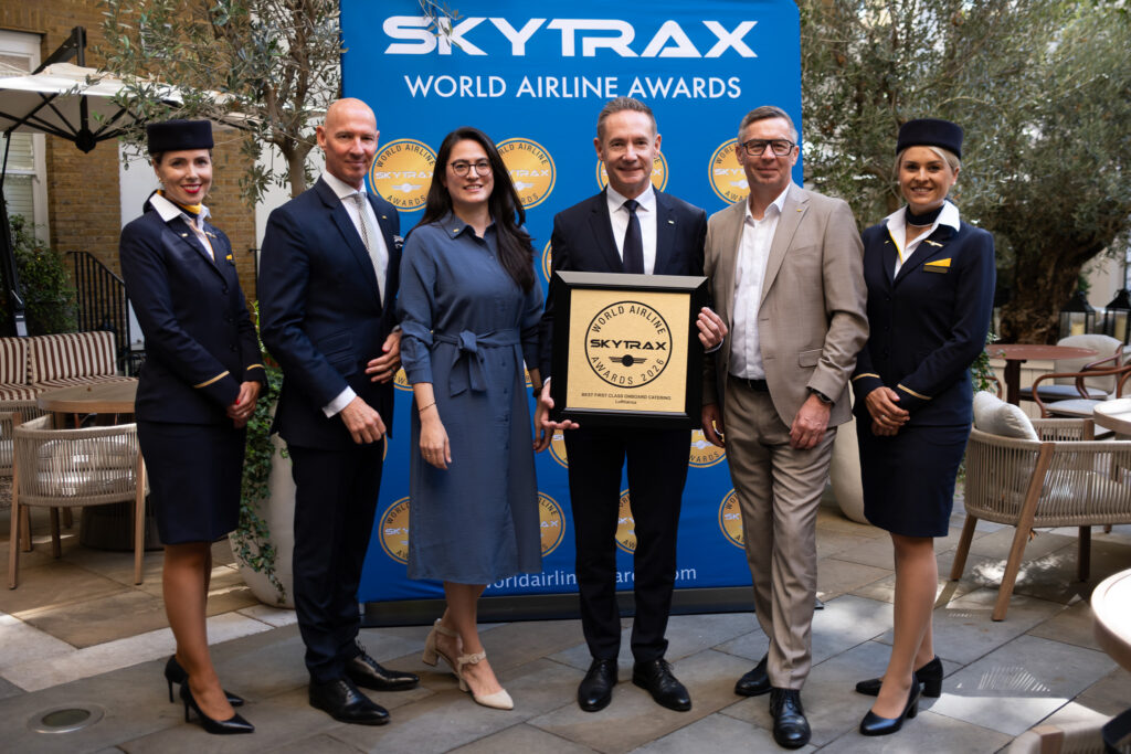 Lufthansa-CEO Jens Ritter mit dem Skytrax Award.