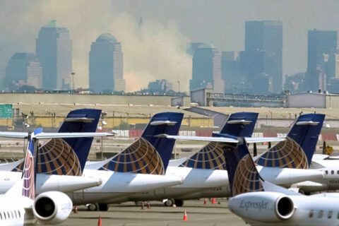 Am 12. September 2001 geht der Blick über geparkte Continental-Jets in Newark auf die immer noch rauchenden Trümmer des World Trade Centers.