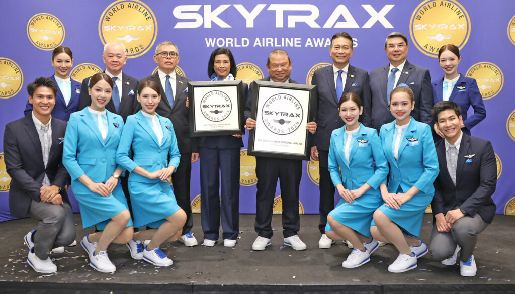 Puttipong Prasarttong-Osoth (M.), President der Bangkok Airways, bei der Skytrax-Preisverleihung in London.