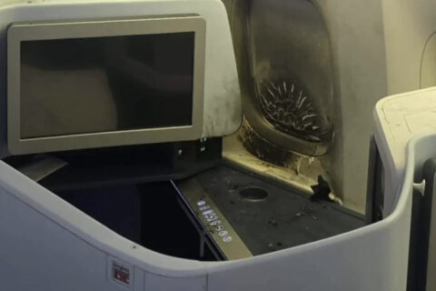Einige Airlines verlangen bereits, dass Zusatzakkus in feuerfesten Hüllen verstaut oder griffbereit unter dem Vordersitz mitgeführt werden.