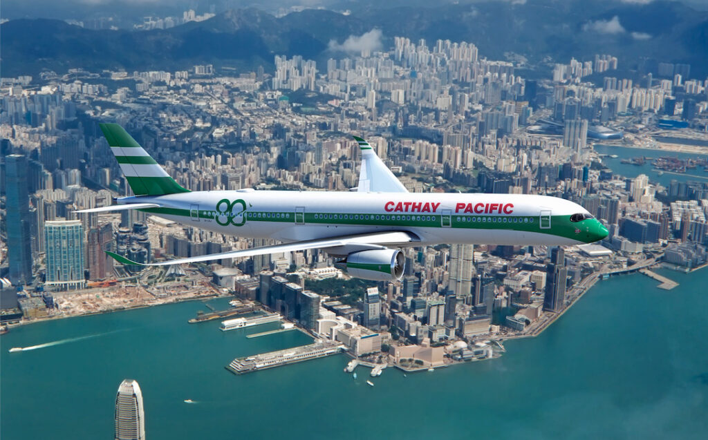 Eine A350-900 der Cathay Pacific über Hongkong.