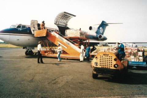 Beladung der Boeing 727-100F der Air East Africa mit Frachtsendungen der German Cargo Services auf dem Flughafen der kenianischen Hauptstadt Nairobi.