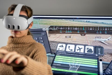 Lotsinnen und Lotsen greifen in dem entwickelten Virtual-Tower-Prototypen über ein handelsübliches VR-Headset auf die virtuelle Arbeitsumgebung zu. Das DLR-Konzept soll Remote-Tower-Arbeitsplätze flexibler und mit geringerem Infrastrukturaufwand ermöglichen.