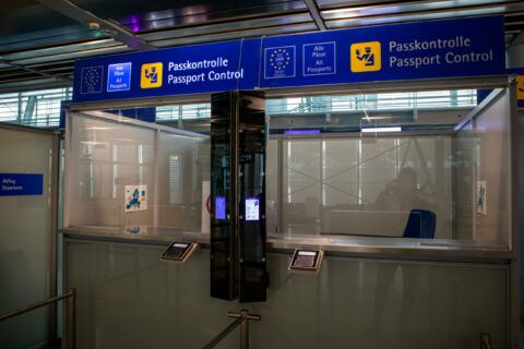 Die EES-Terminals vor der Ausreise in Non-Schengen-Länder am Flughafen Nürnberg.
